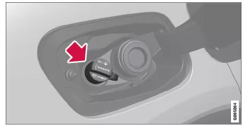 Volvo XC60. AdBlue kontrollieren und auffüllen