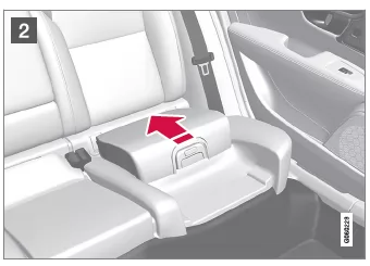 Volvo XC60. Sitzkissen im integrierten Kindersitz hochklappen