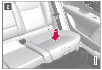 Volvo XC60. Sitzkissen im integrierten Kindersitz herunterklappen